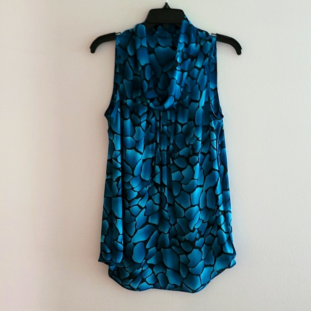 Cowl kneck sleeveless blouse.